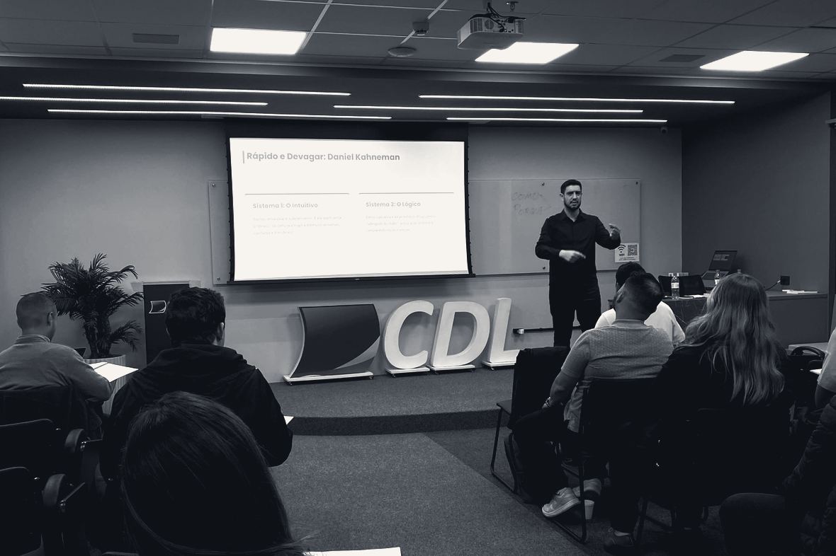 Kaynã Franco conduzindo treinamento presencial em sala cheia